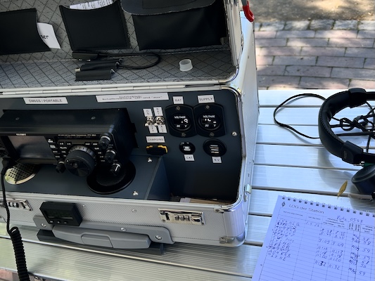 Geöffneter Funkkoffer mit Transceiver und Logbuch.