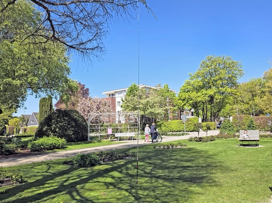 Rundstrahler für Kurzwelle auf der Wiese im Rosarium.