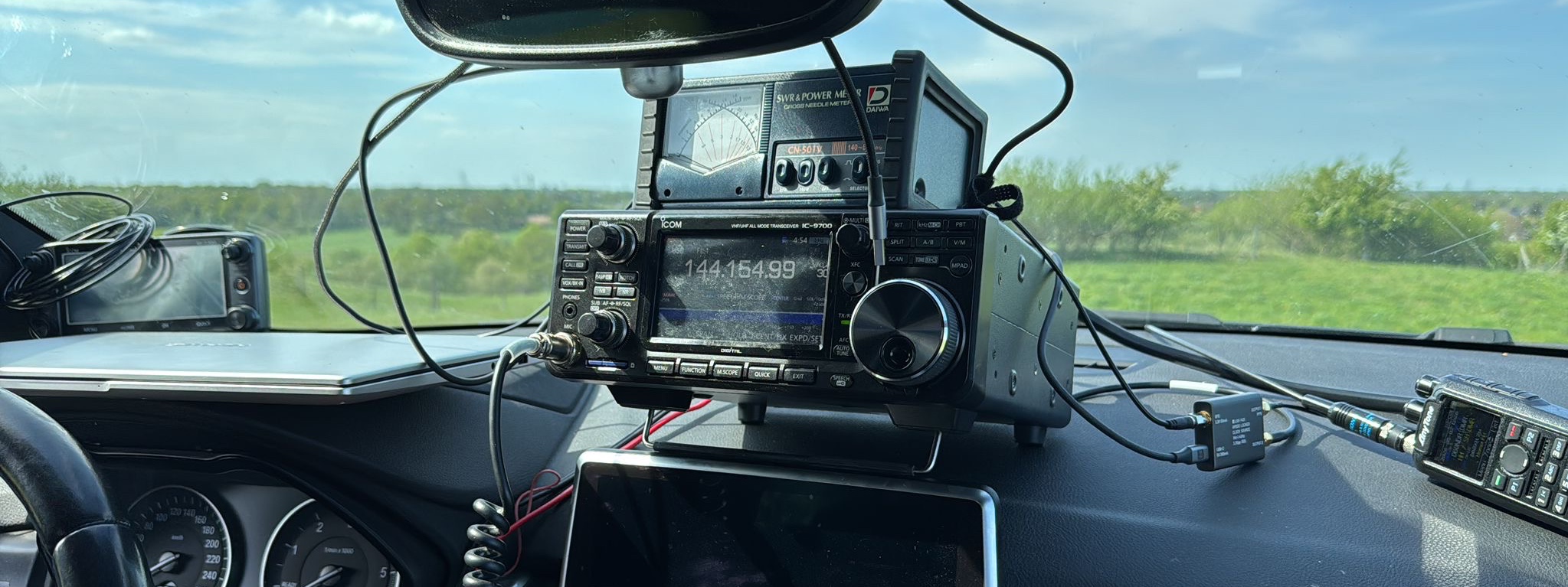 Icom-UKW-Transceiver und SWR-Meter im Auto.
