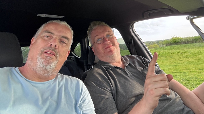 Zwei Operator im Auto.