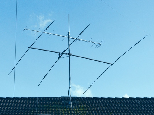 Die neue 9-Element-Yagi für 2m und der neue Rundstrahler über dem Kurzwellen-Beam auf dem Dach der Klubstation.